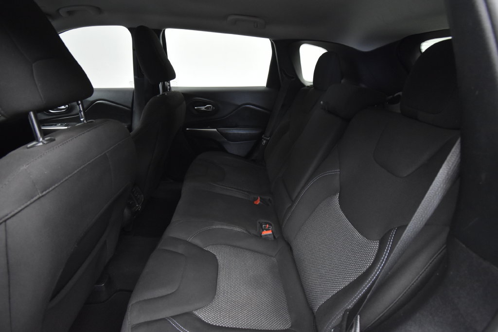 Used 2021 Jeep Cherokee Latitude FWD image 17