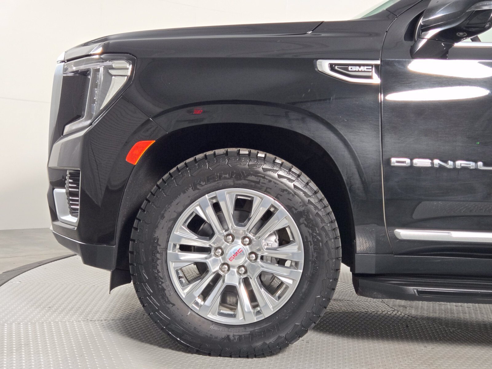 Used 2023 GMC Yukon Denali AWD/4WD image 9