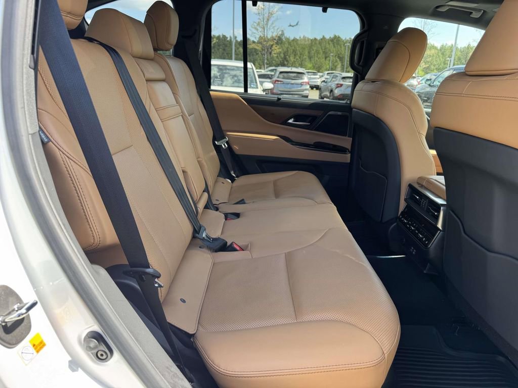 Used 2024 Lexus LX 600 4WD w/ Luxury Package image 18