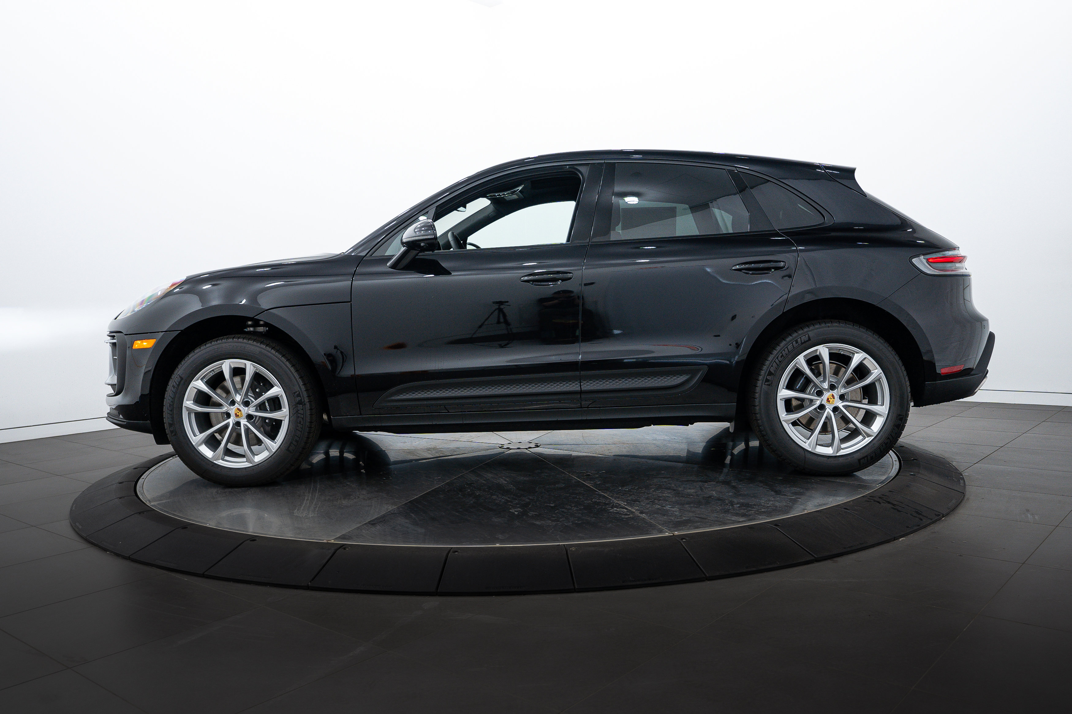 New 2025 Porsche Macan image 2