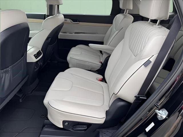 Used 2023 Hyundai Palisade Limited FWD image 13