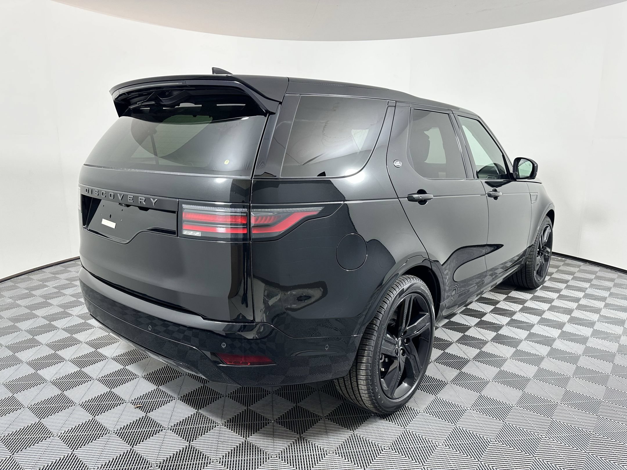 Used 2025 Land Rover Discovery Dynamic SE AWD/4WD image 7