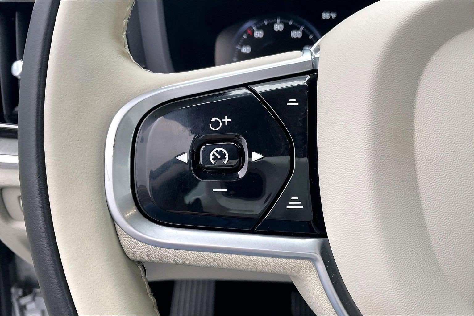 Used 2022 Volvo S60 T8 Inscription image 21