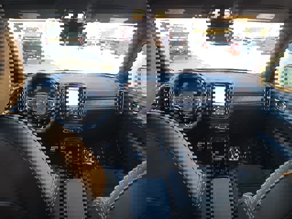 Used 2022 Volvo XC40 P8 Recharge Plus image 11