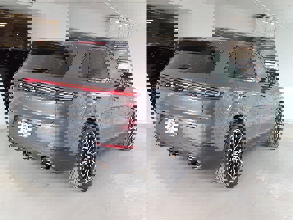 Used 2025 Porsche Cayenne E-Hybrid image 4