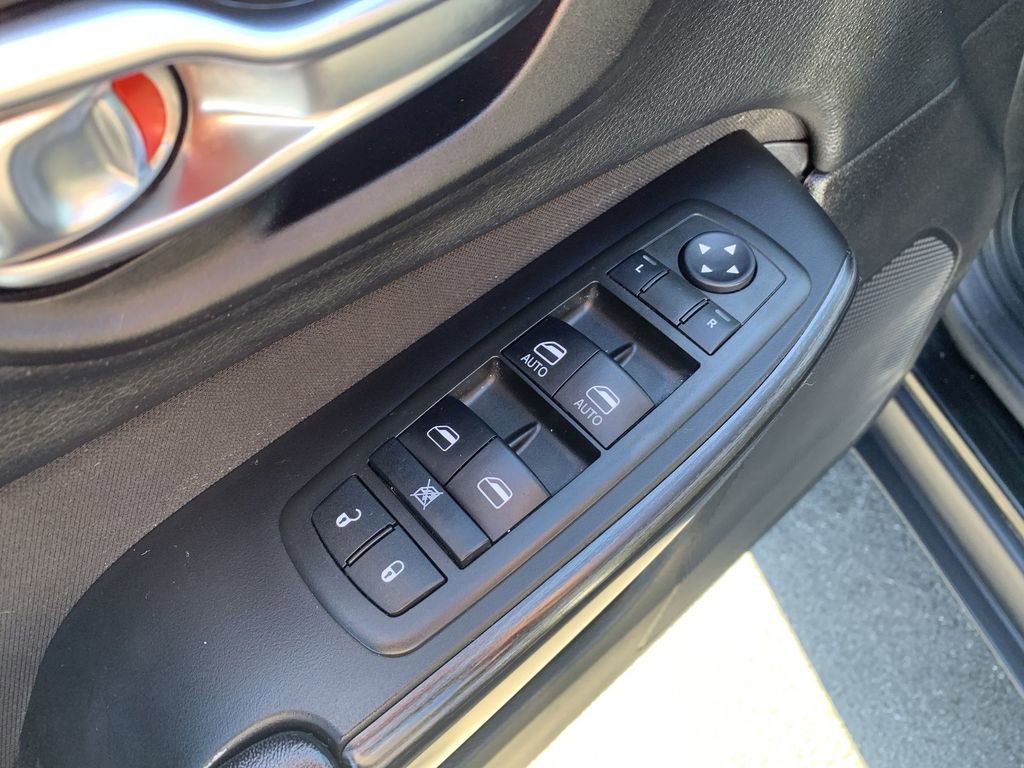 Used 2015 Jeep Cherokee Latitude w/ Cold Weather Group image 14