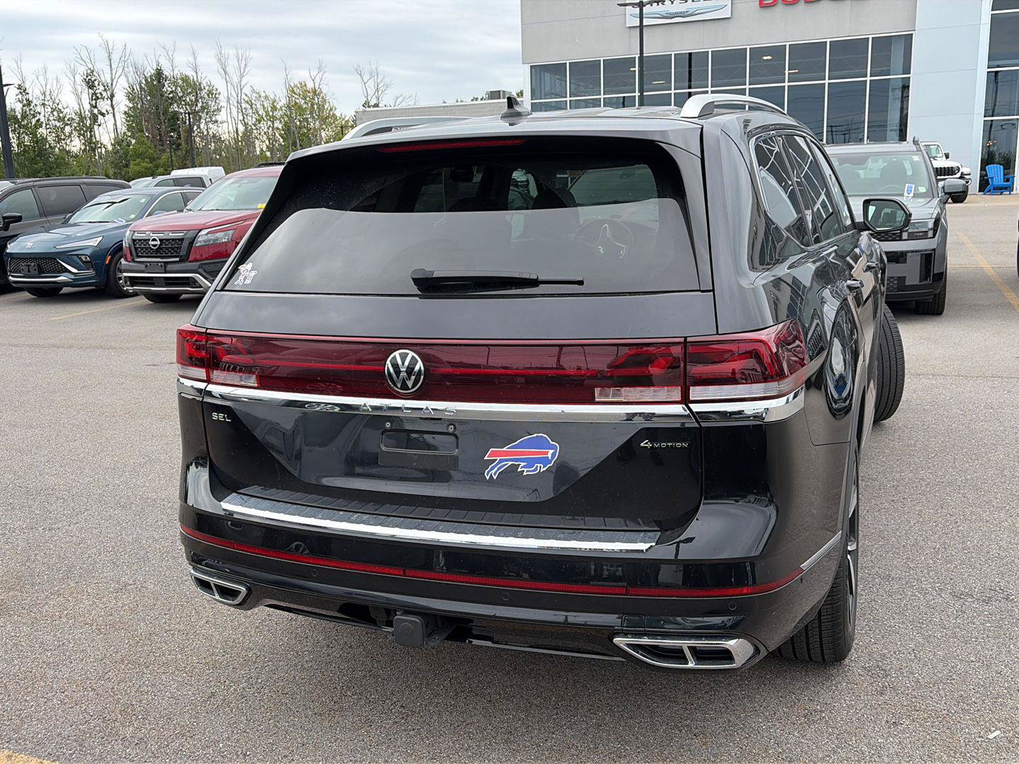 Used 2024 Volkswagen Atlas SEL Premium R-Line AWD/4WD image 2