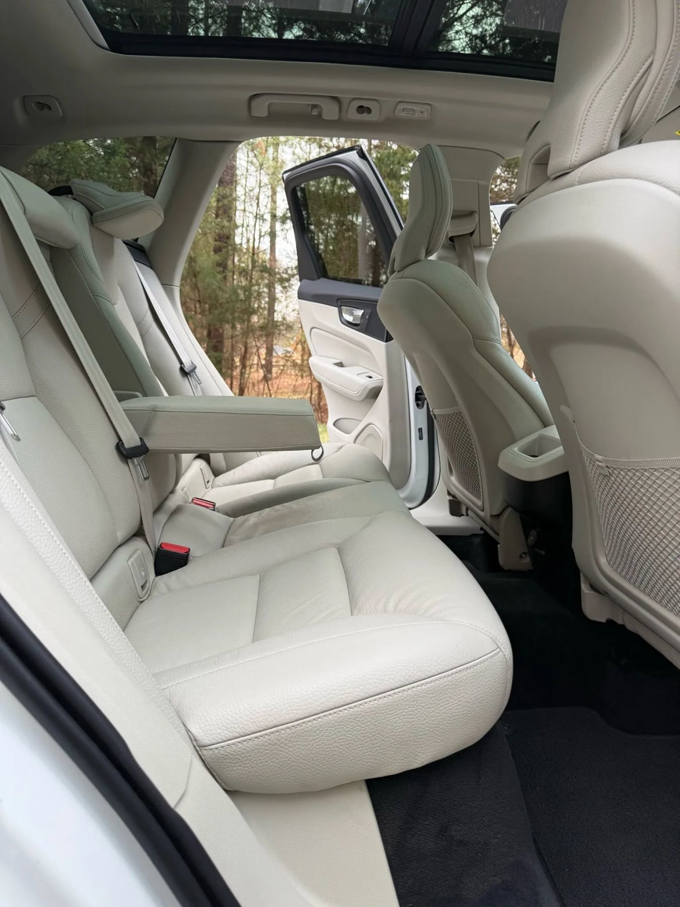 Used 2022 Volvo XC60 B5 Momentum image 13