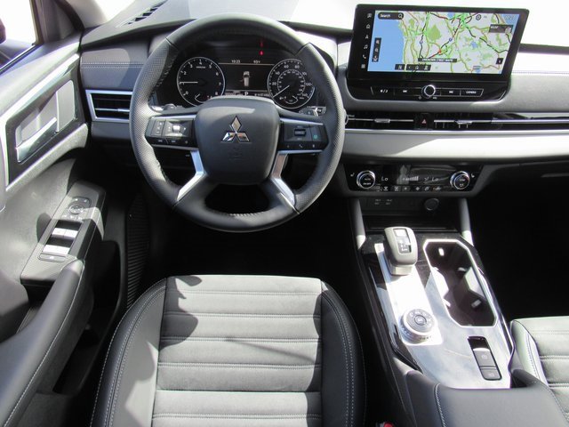 New 2025 Mitsubishi Outlander SE image 11