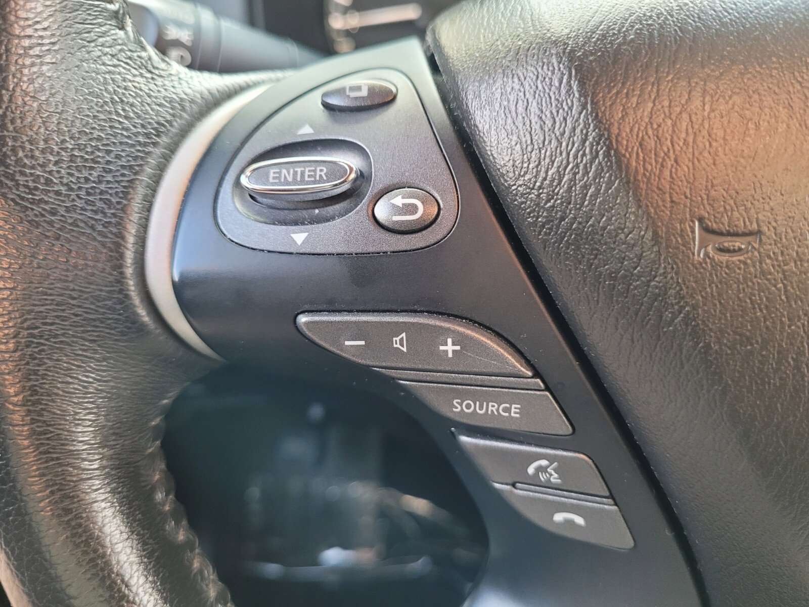 Used 2016 Nissan Pathfinder SV image 28