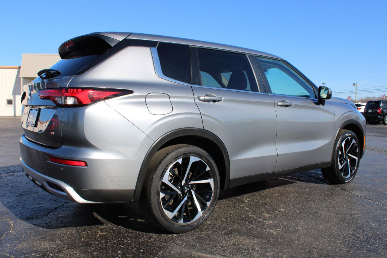 Used 2024 Mitsubishi Outlander SE Black Edition image 4