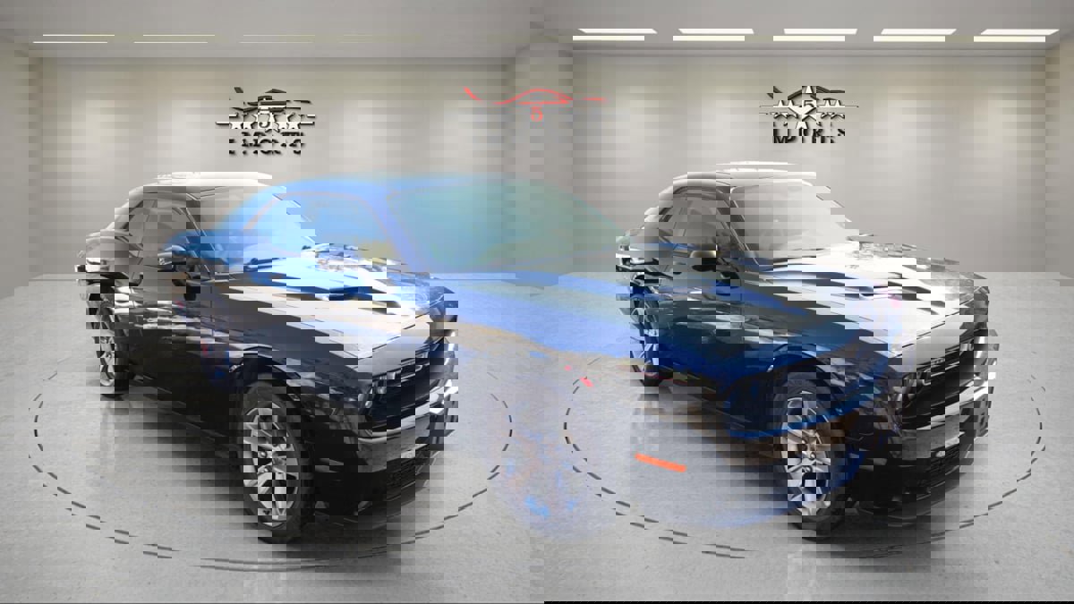 Used 2015 Dodge Challenger SXT RWD image 3