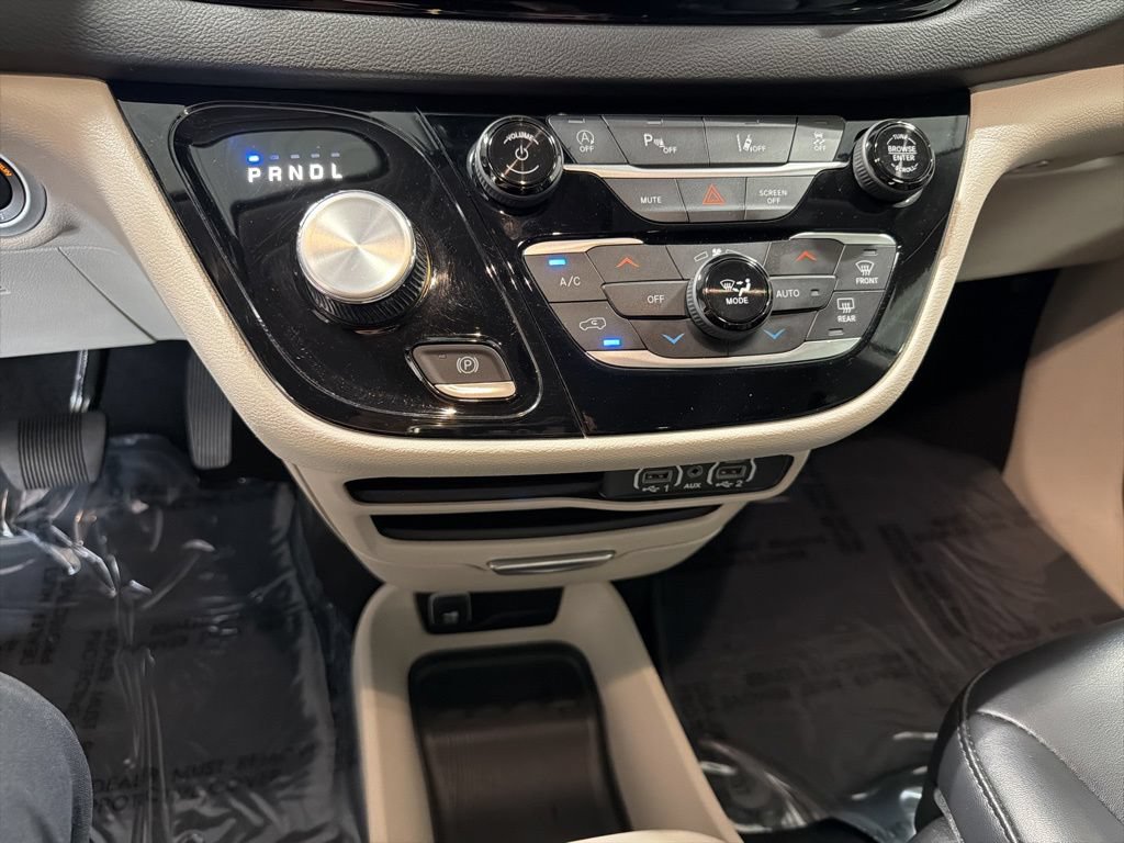 Used 2024 Chrysler Pacifica Touring-L FWD image 29