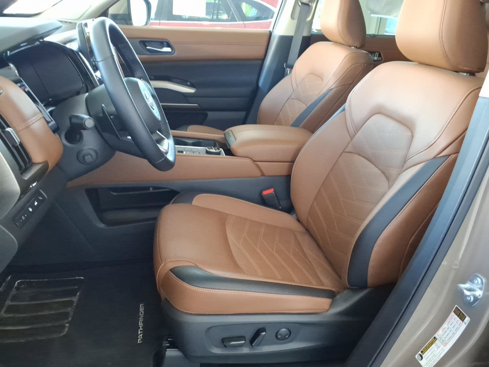Used 2025 Nissan Pathfinder Platinum AWD/4WD image 12