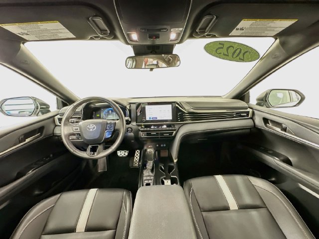 Used 2025 Toyota Camry SE FWD image 3
