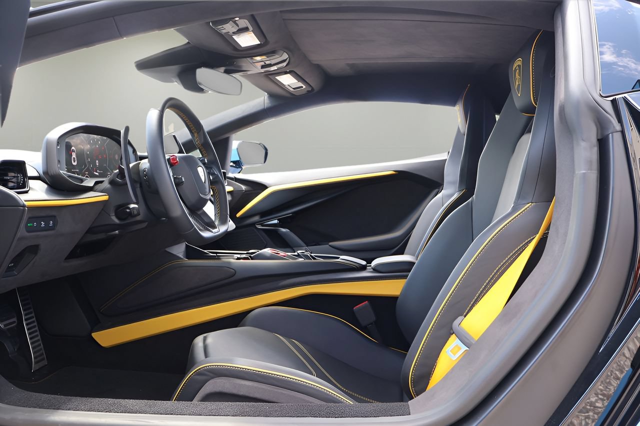 Used 2025 Lamborghini Revuelto AWD/4WD image 9