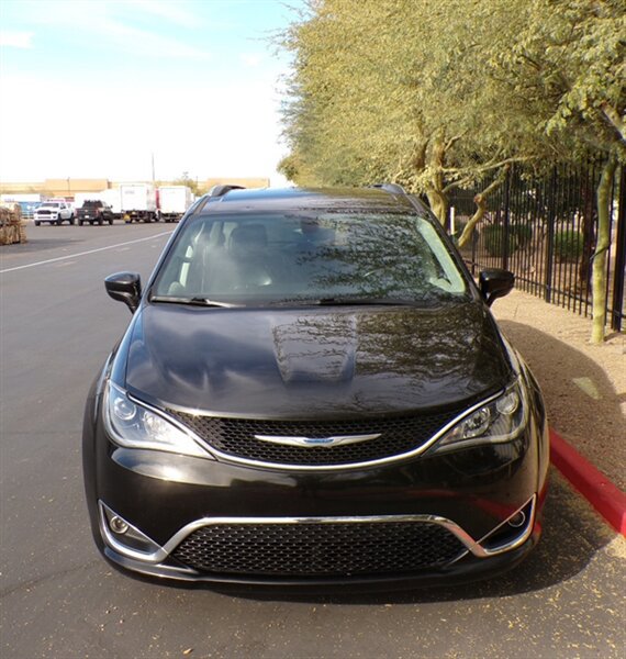Used 2018 Chrysler Pacifica Touring-L FWD image 2