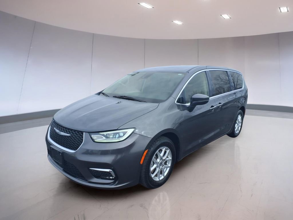 Used 2023 Chrysler Pacifica Touring-L image 7