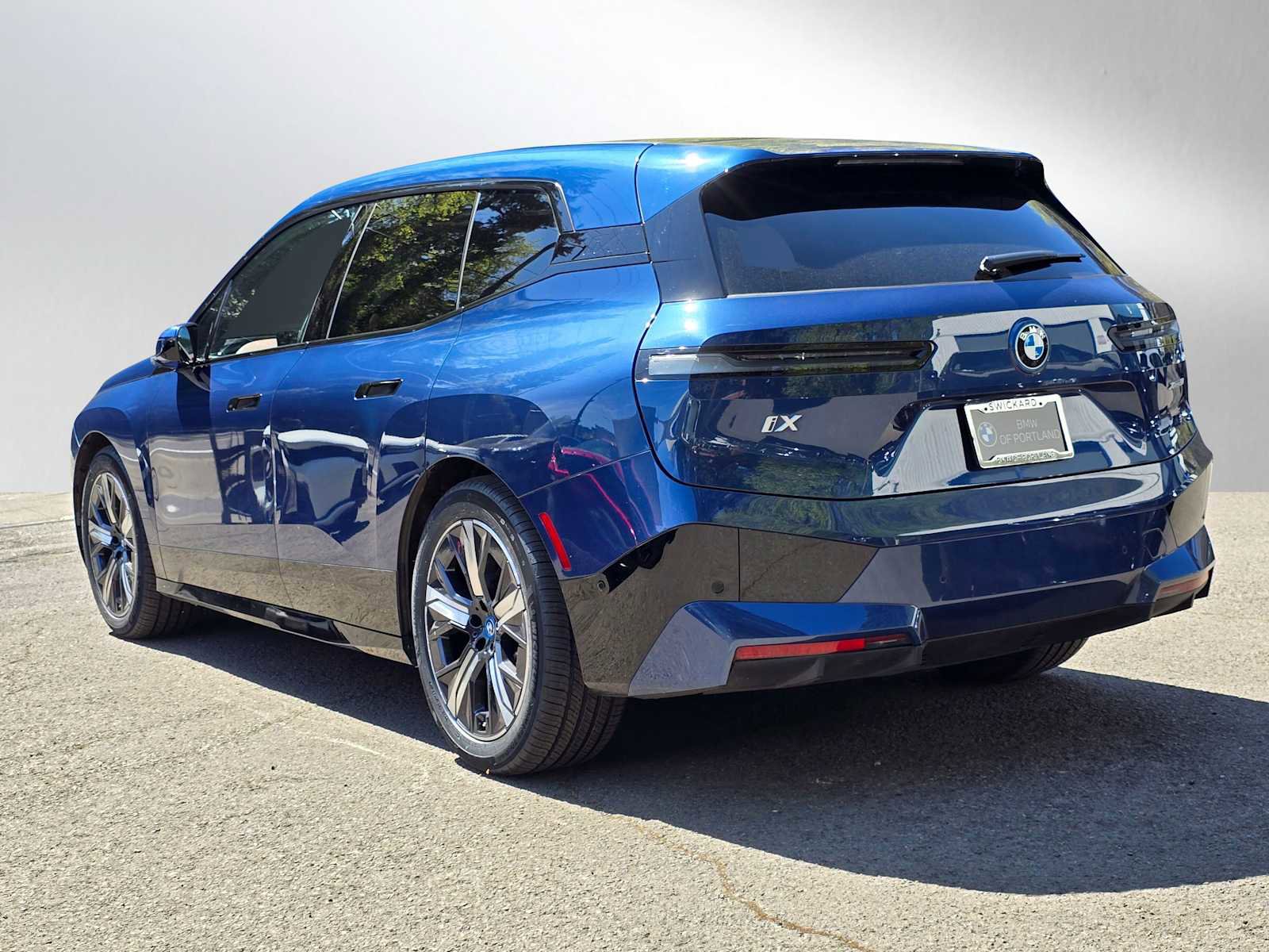 Used 2023 BMW iX xDrive50 w/ Premium Package image 5