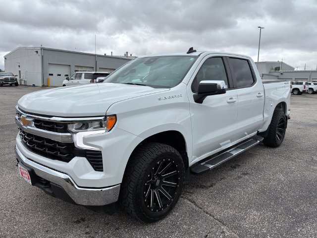 Used 2024 Chevrolet Silverado 1500 LT AWD/4WD image 9