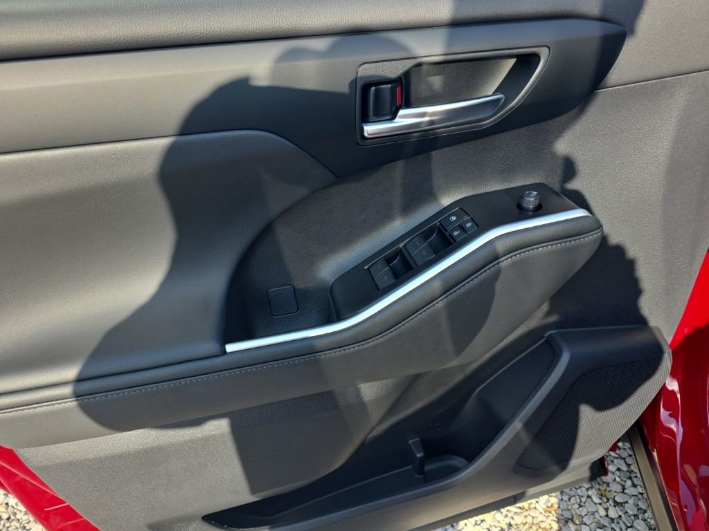 Certified 2026 Toyota Highlander XLE image 13