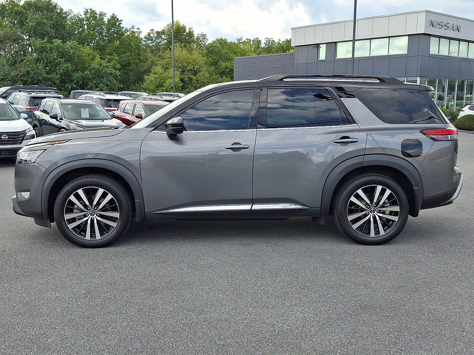 Certified 2023 Nissan Pathfinder Platinum AWD/4WD image 4