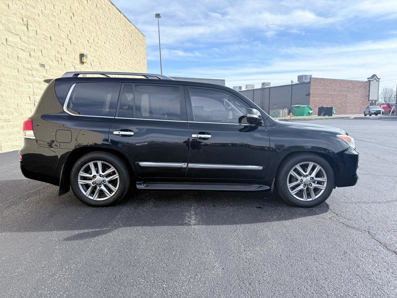 Used 2013 Lexus LX 570 4WD w/ Luxury Pkg image 6