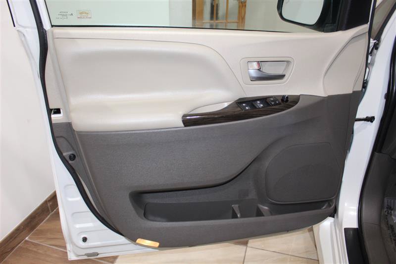 Used 2020 Toyota Sienna XLE AWD/4WD image 30