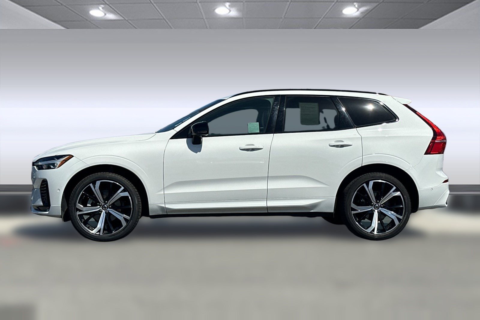 Used 2022 Volvo XC60 B5 R-Design w/ Advanced Package AWD/4WD image 2
