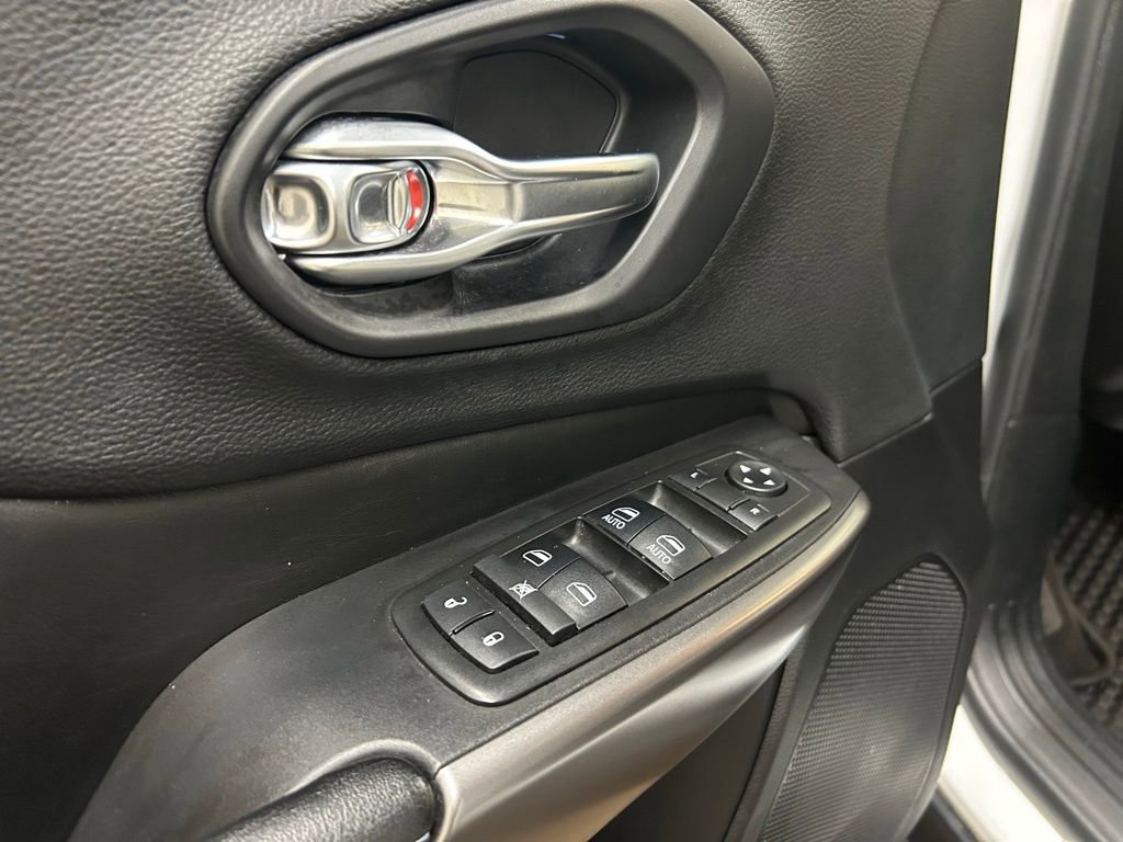 Used 2019 Jeep Cherokee Latitude Plus w/ Cold Weather Group image 26