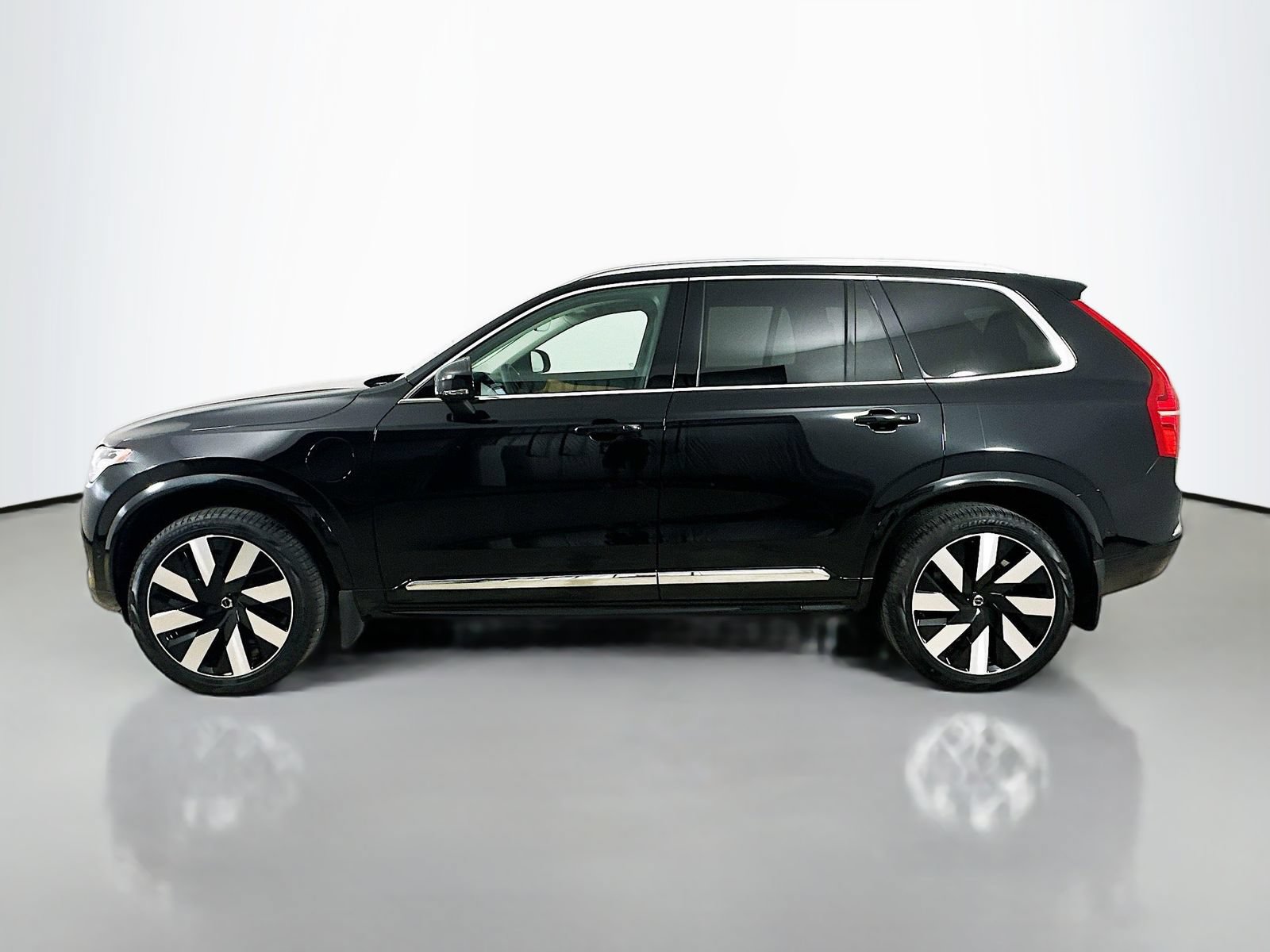 Used 2025 Volvo XC90 T8 Plus w/ Protection Package Premier AWD/4WD image 8