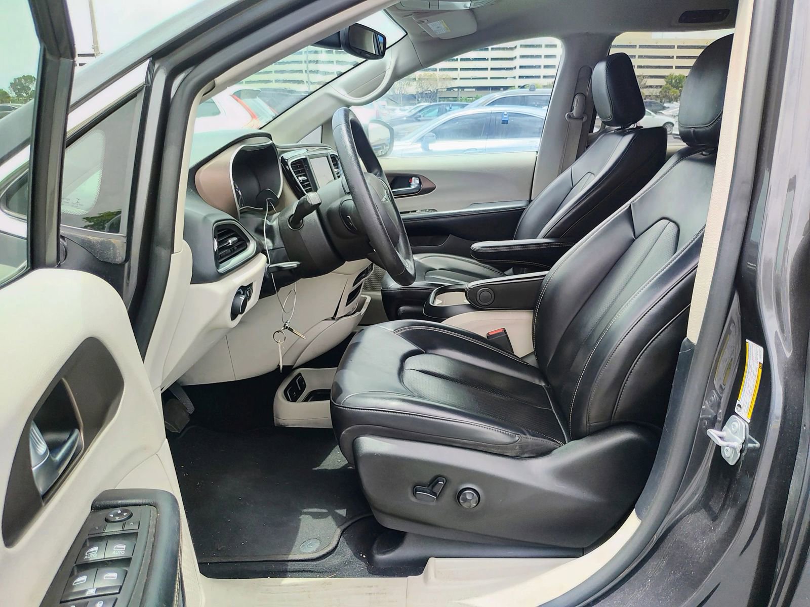 Used 2020 Chrysler Voyager Lxi FWD image 12
