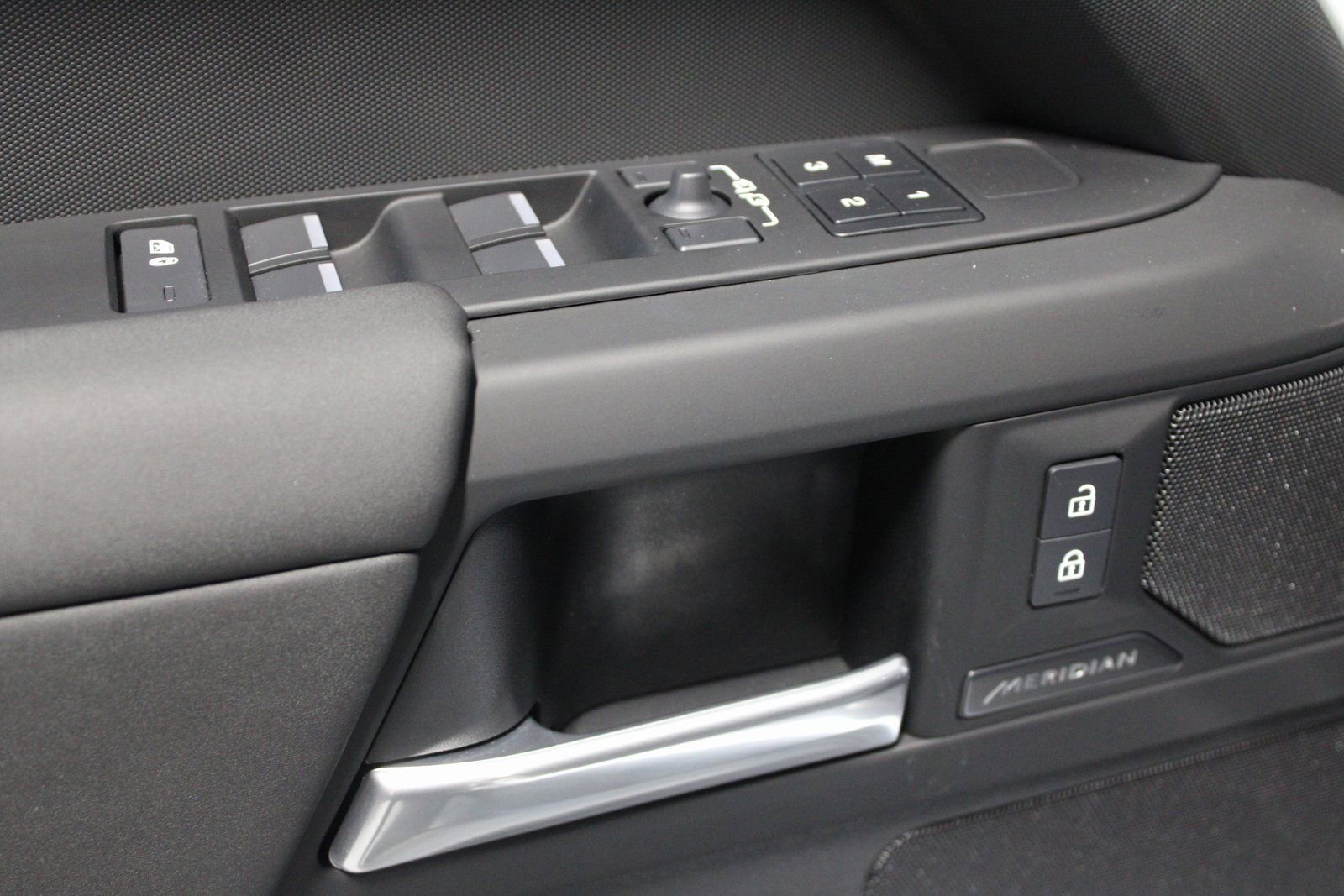 Used 2025 Land Rover Defender 110 S image 25