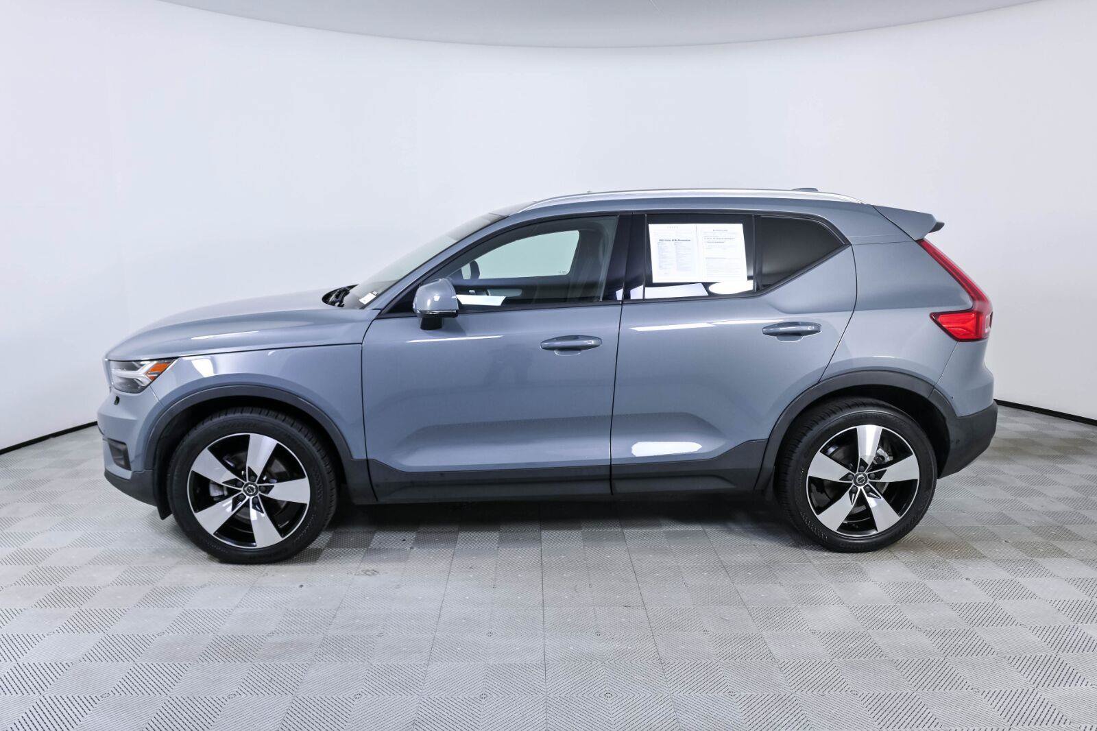 Used 2022 Volvo XC40 T5 Momentum w/ Premium Package AWD/4WD image 2