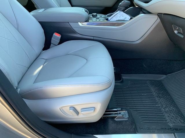New 2025 Toyota Highlander Platinum AWD/4WD image 17