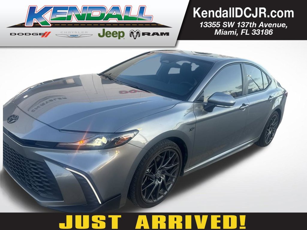 Used 2025 Toyota Camry SE FWD image 1