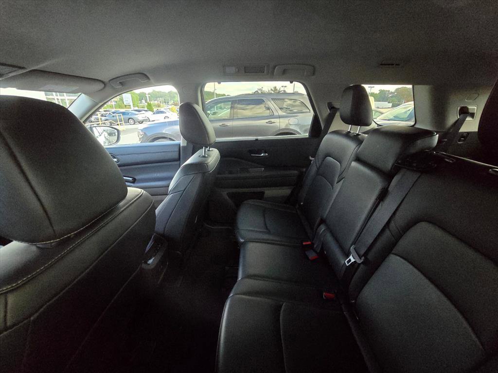 Used 2025 Nissan Pathfinder SL FWD image 5