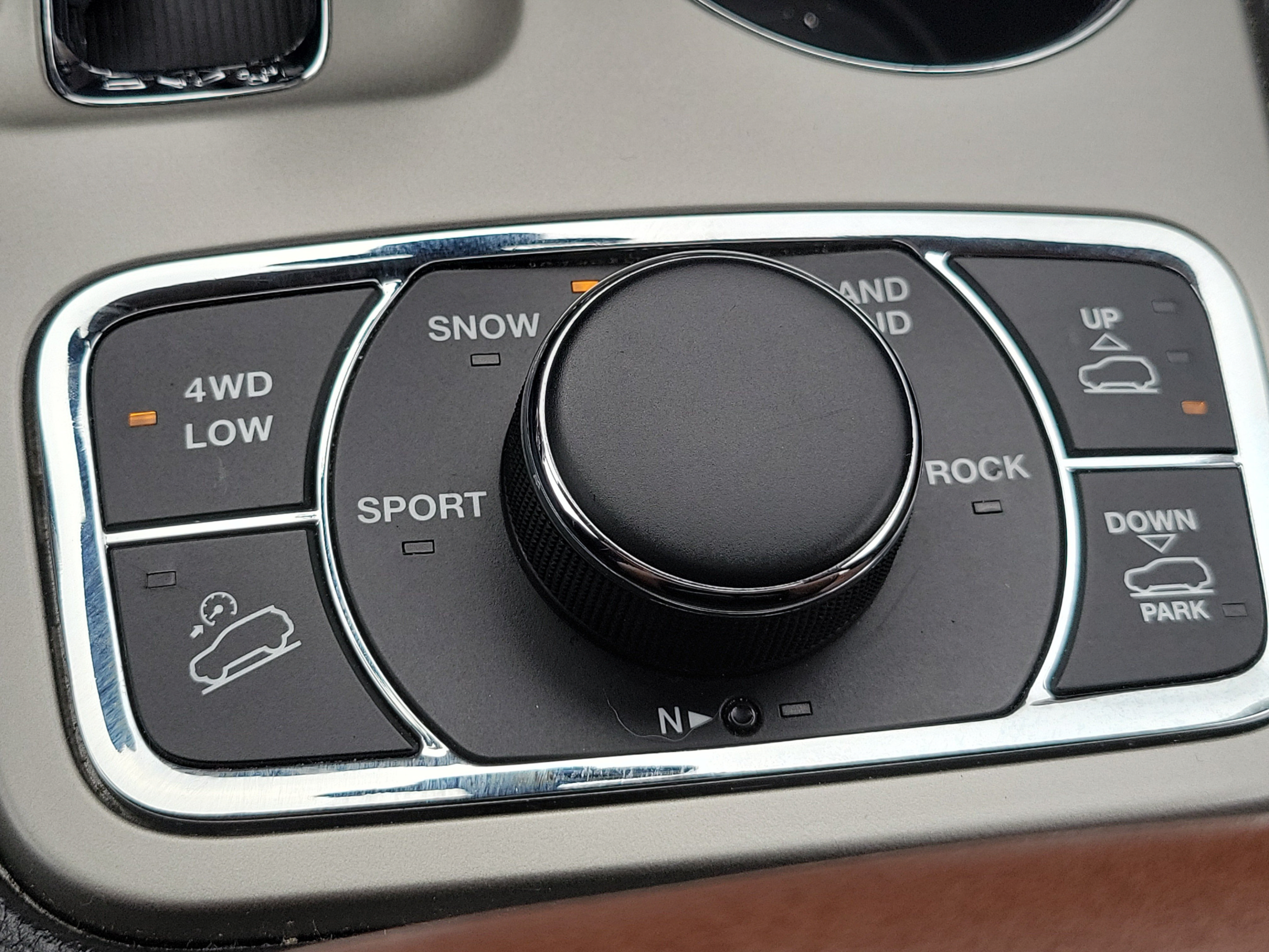 Used 2013 Jeep Grand Cherokee Overland AWD/4WD image 29
