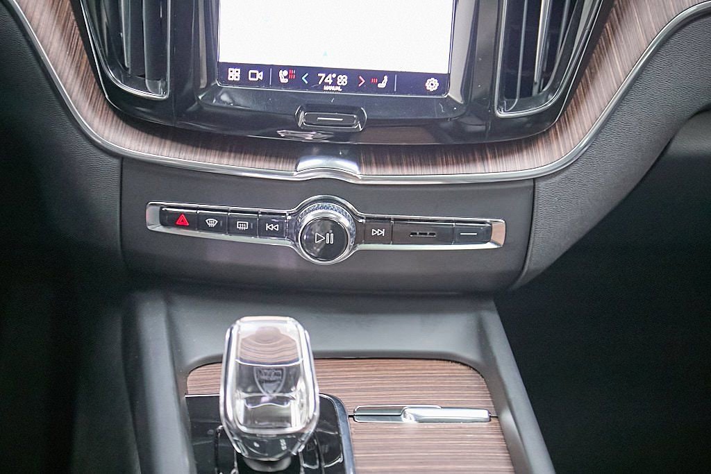 Used 2023 Volvo XC60 B6 Ultimate w/ Protection Package Premier image 31