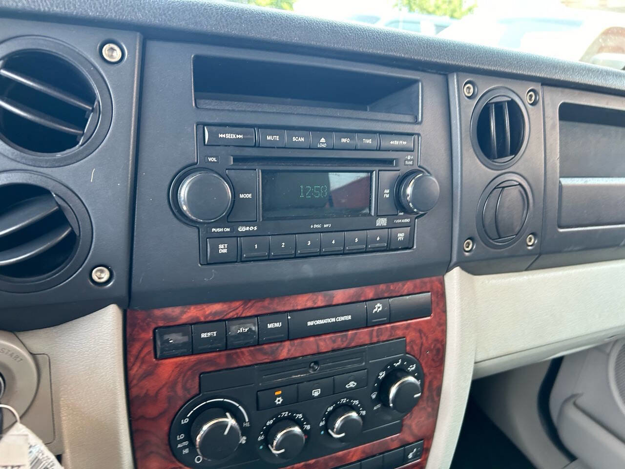 Used 2006 Jeep Commander Limited image 12