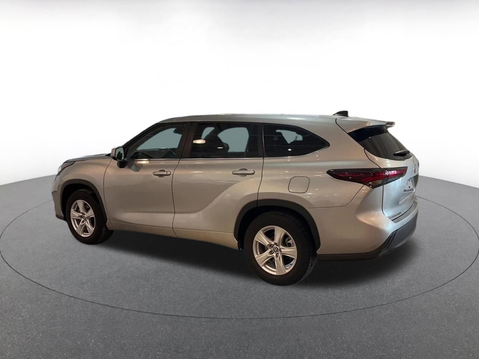 Used 2025 Toyota Highlander LE image 10