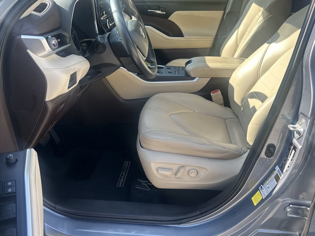 Used 2020 Toyota Highlander XLE AWD/4WD image 9