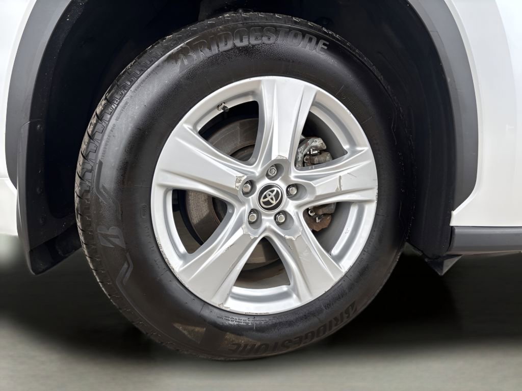 Used 2024 Toyota Highlander LE image 35