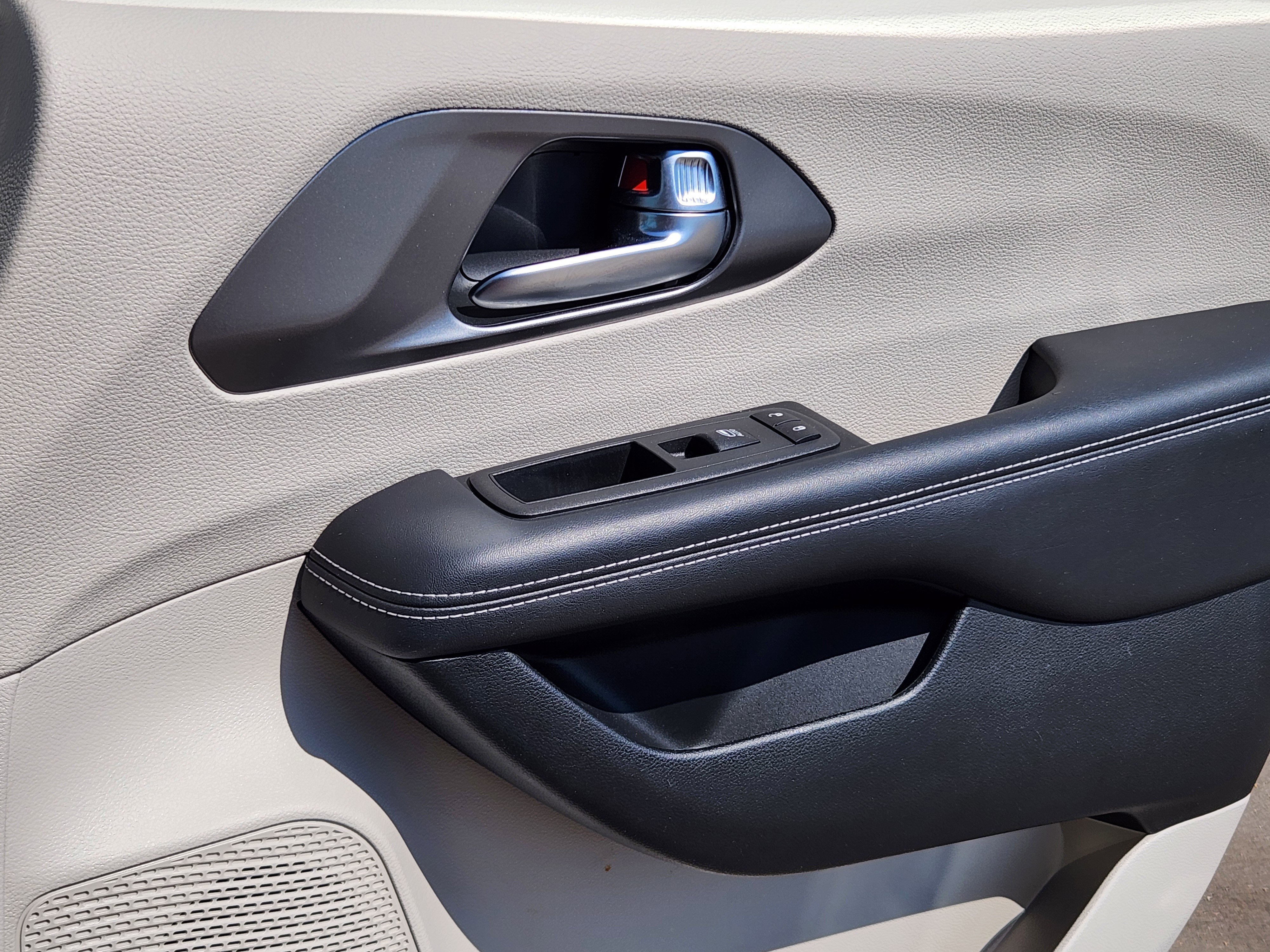Used 2022 Chrysler Pacifica Touring-L image 16
