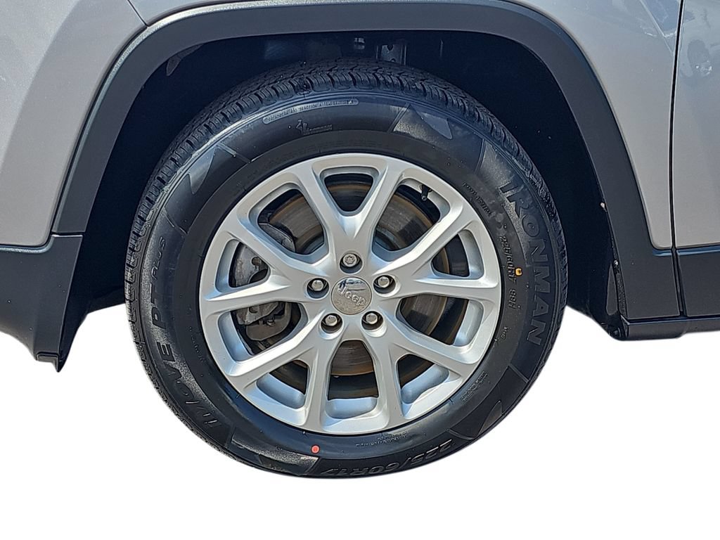 Used 2018 Jeep Cherokee Latitude Plus w/ Comfort/Convenience Group FWD image 29