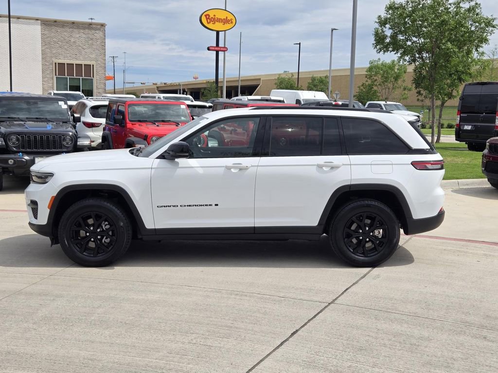 Used 2025 Jeep Grand Cherokee Altitude AWD/4WD image 3