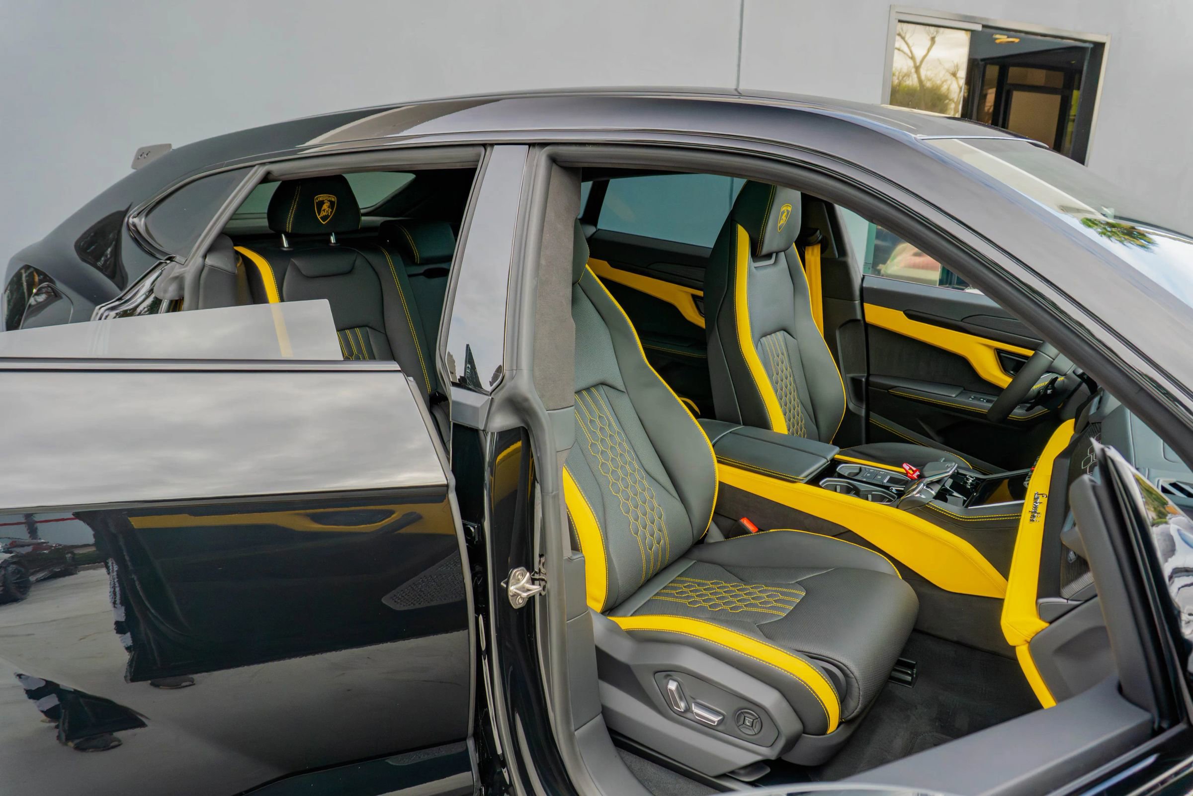 Used 2025 Lamborghini Urus SE image 62