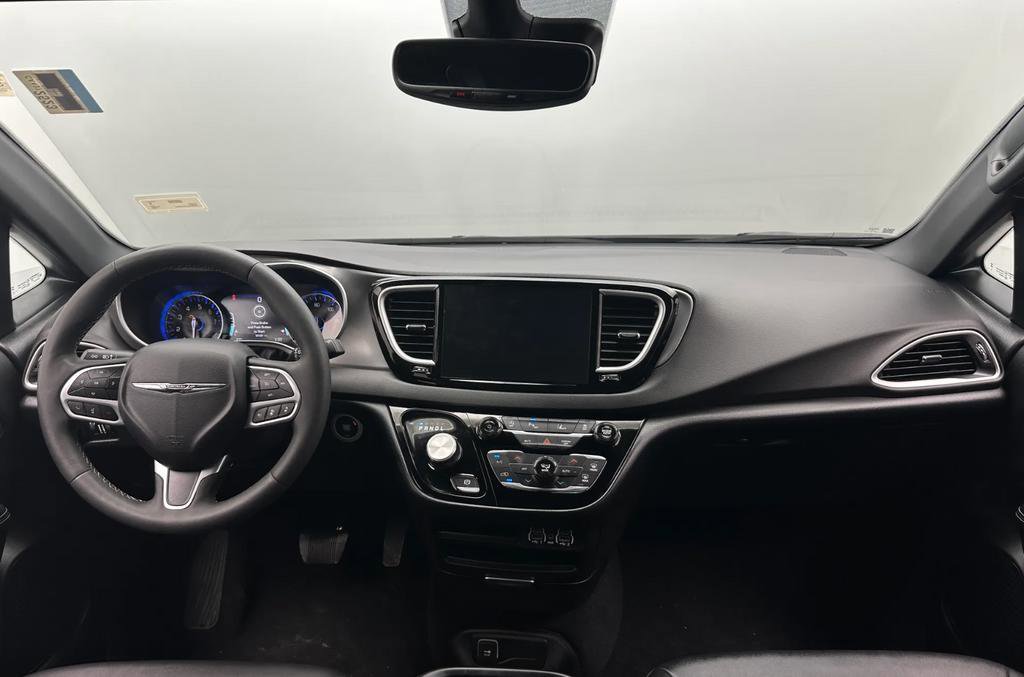 Used 2025 Chrysler Pacifica Select image 7