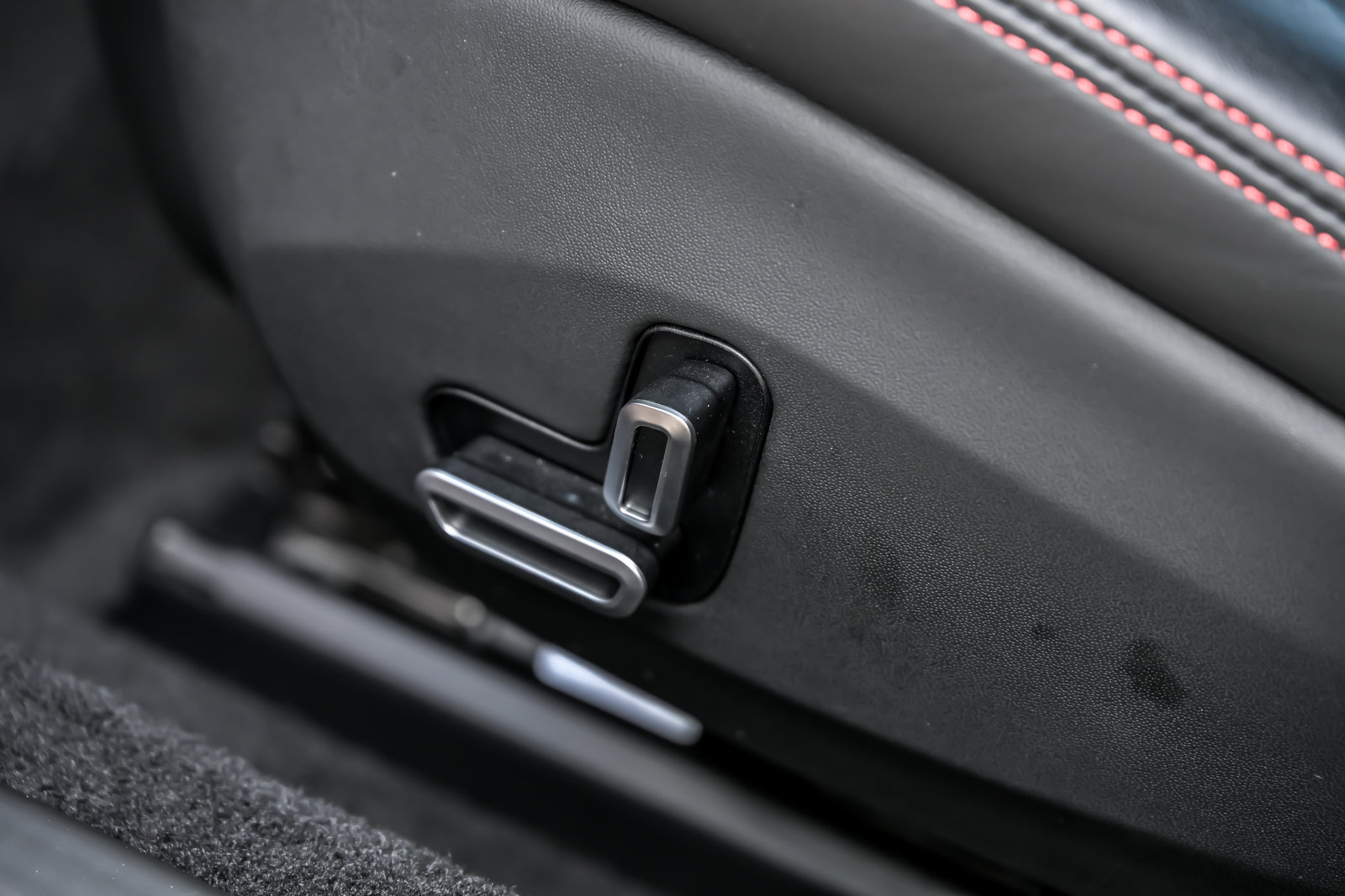 Used 2024 Ferrari Roma Spider RWD image 39