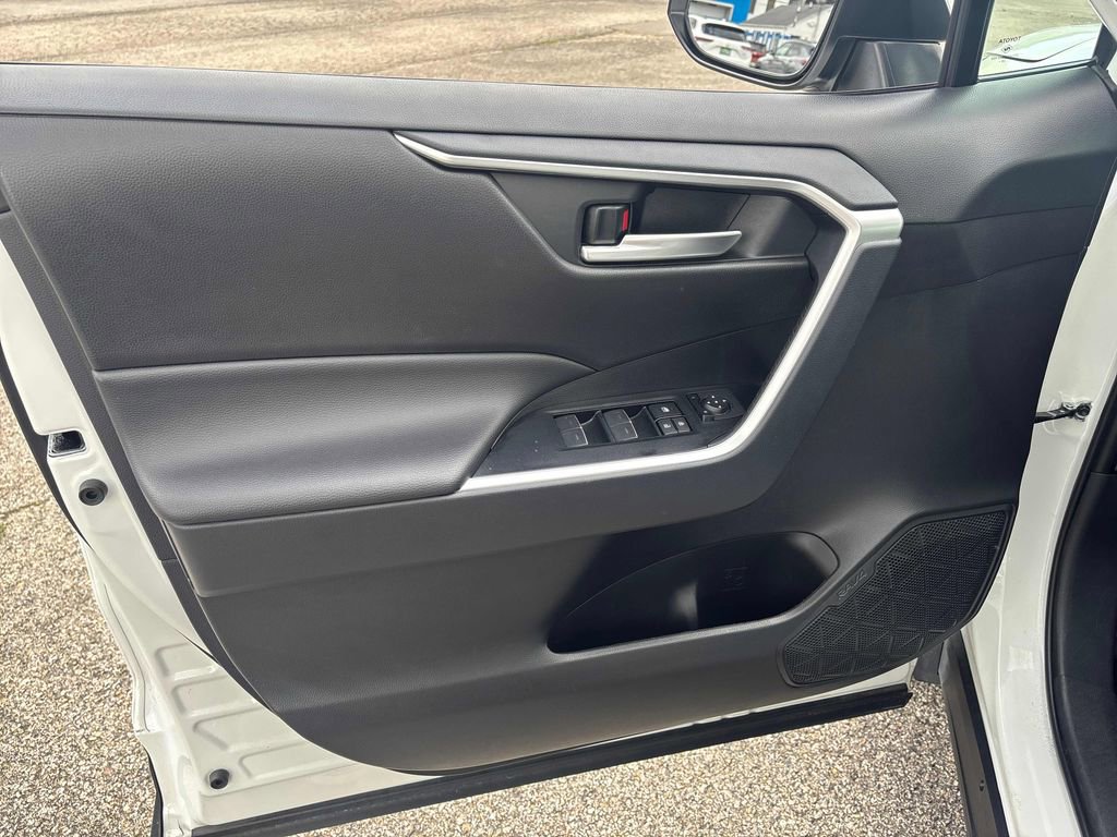 Used 2025 Toyota RAV4 XLE AWD/4WD image 9